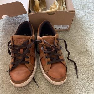 UGG K Marcus Sneaker boys size 4